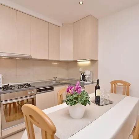 Apartment Mate Omis